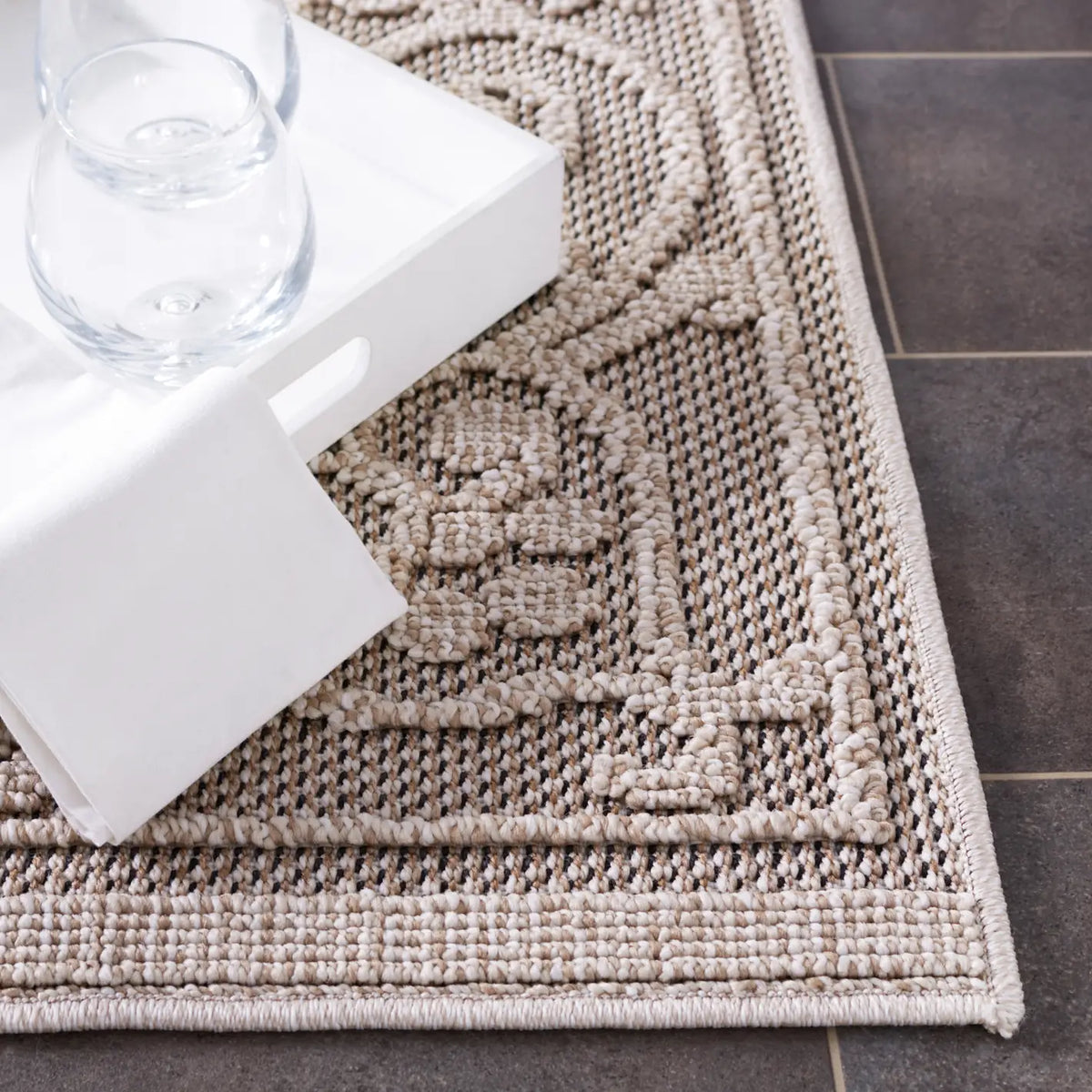 Safavieh Global 4'-0" x 6'-0" Rug in Beige / Light Beige