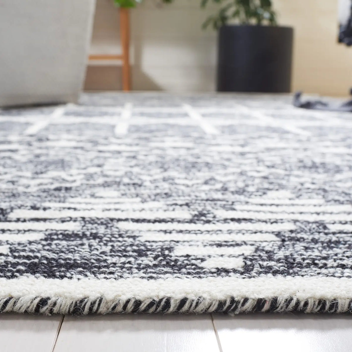 Safavieh Metro 4'-0" x 6'-0" Rug in Black / Ivory