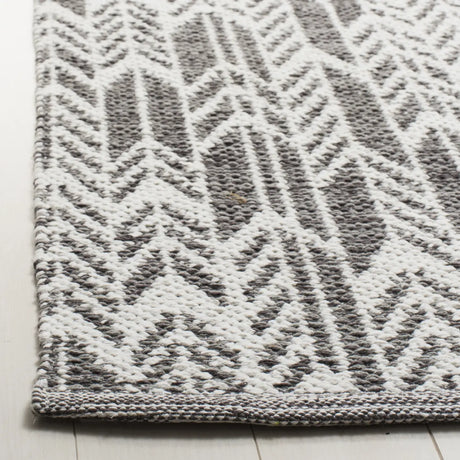 Safavieh Montauk 5'-0" x 8'-0" Rug in Charcoal / Ivory