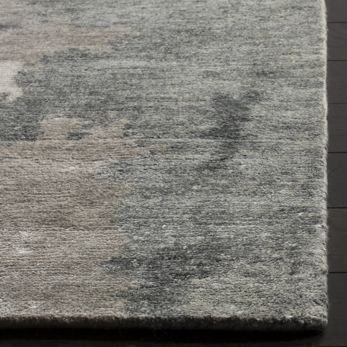 Safavieh Tibetan 6'-0" x 9'-0" Rug in Silver