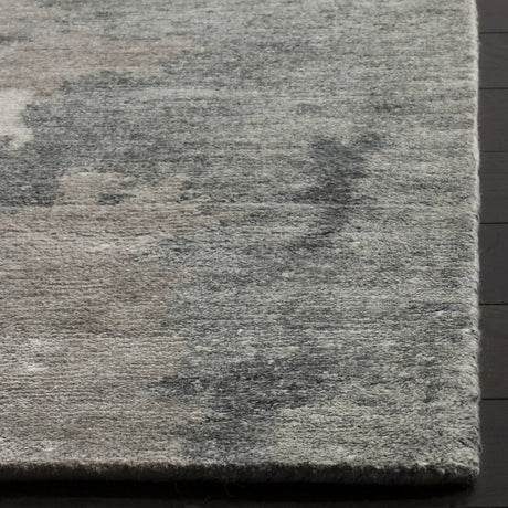 Safavieh Tibetan 6'-0" x 9'-0" Rug in Silver
