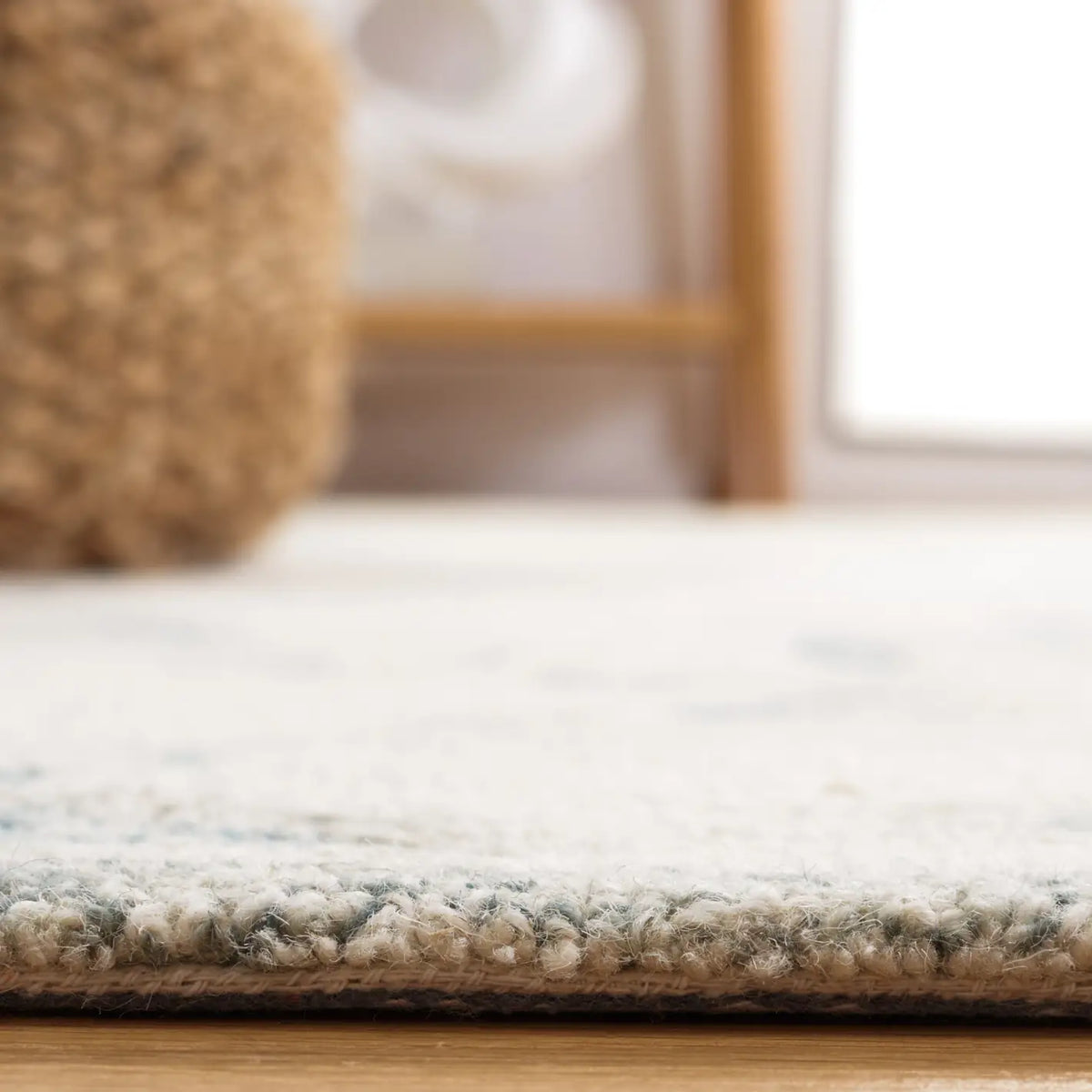 Safavieh Micro-Loop 4'-0" x 6'-0" Rug in Ivory / Blue