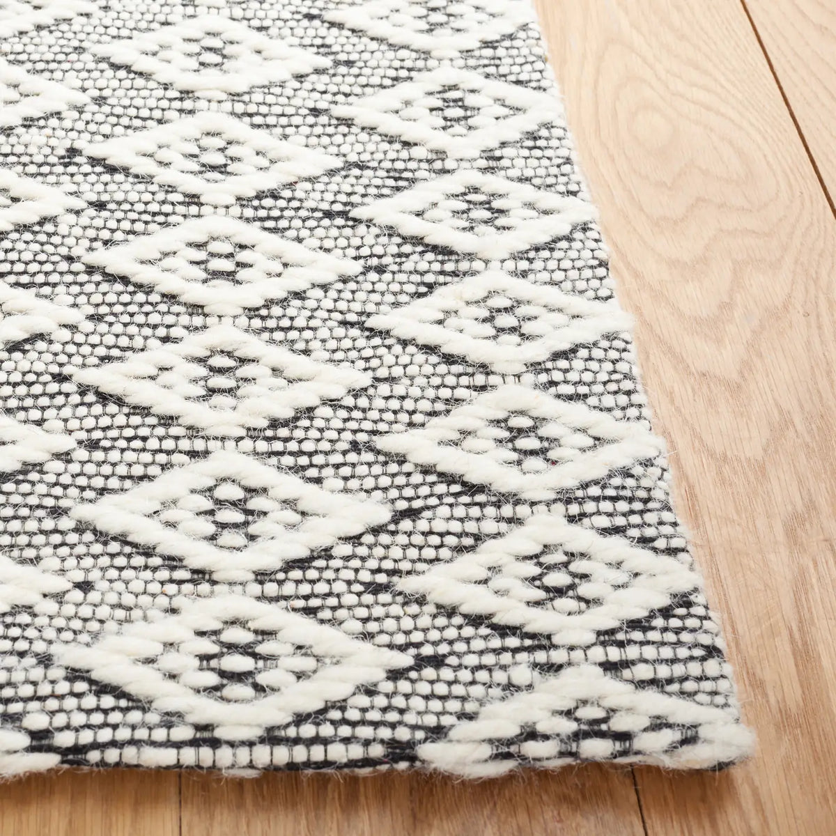 Safavieh Marbella 4'-0" x 6'-0" Rug in Ivory / Black