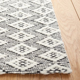 Safavieh Marbella 4'-0" x 6'-0" Rug in Ivory / Black