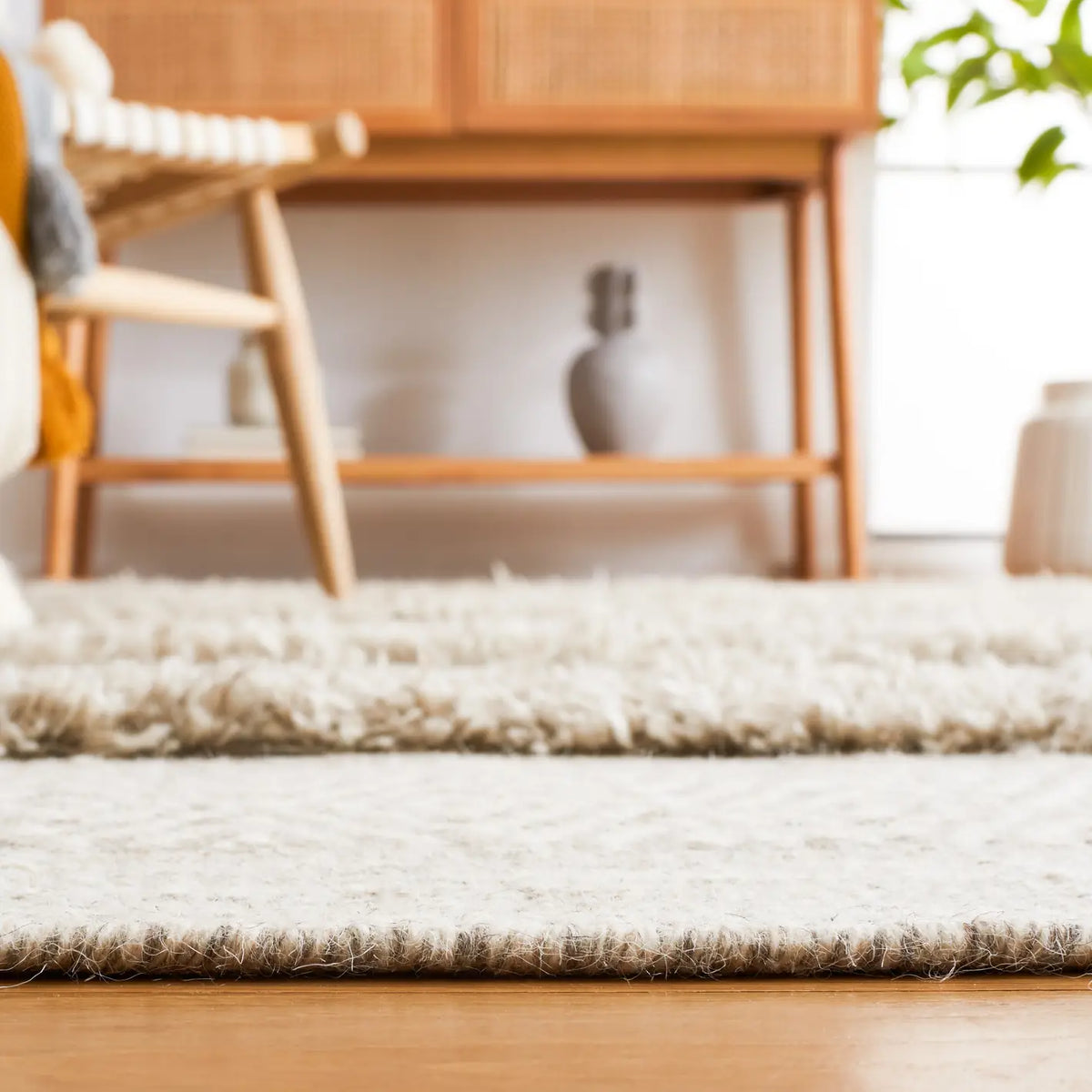 Safavieh Vermont 4'-0" x 6'-0" Rug in Beige / Grey