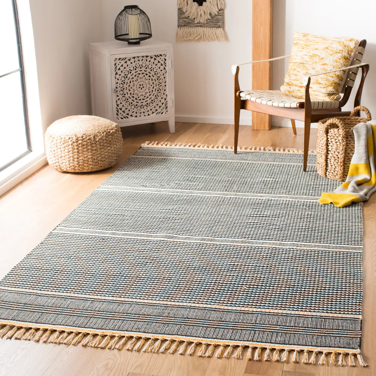 Safavieh Montauk 5'-0" x 8'-0" Rug in Gold / Multi