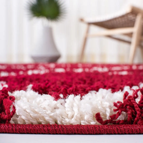 Safavieh Sgd-Dallas Shag 4'-0" x 6'-0" Rug in Red / Ivory
