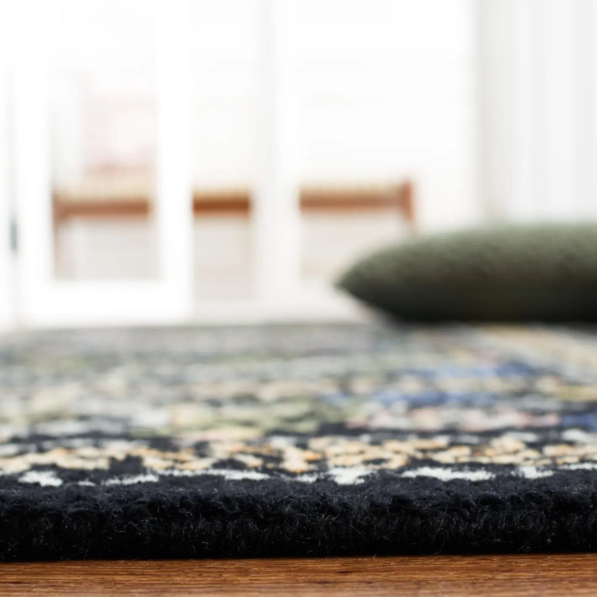 Safavieh Micro-Loop 5'-0" x 8'-0" Rug in Black / Green