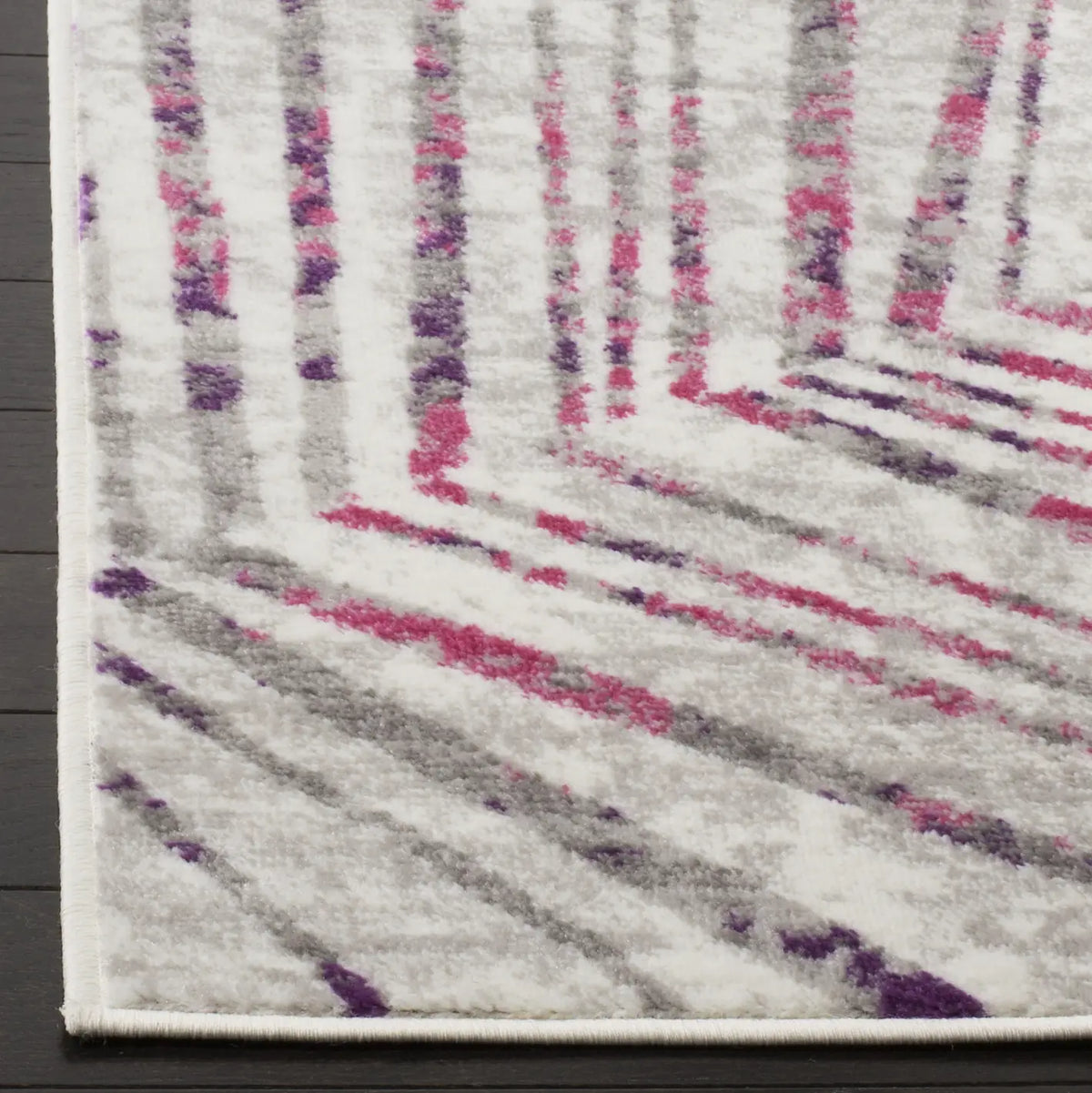 Safavieh Skyler 5'-1" x 7'-6" Rug in Grey / Pink