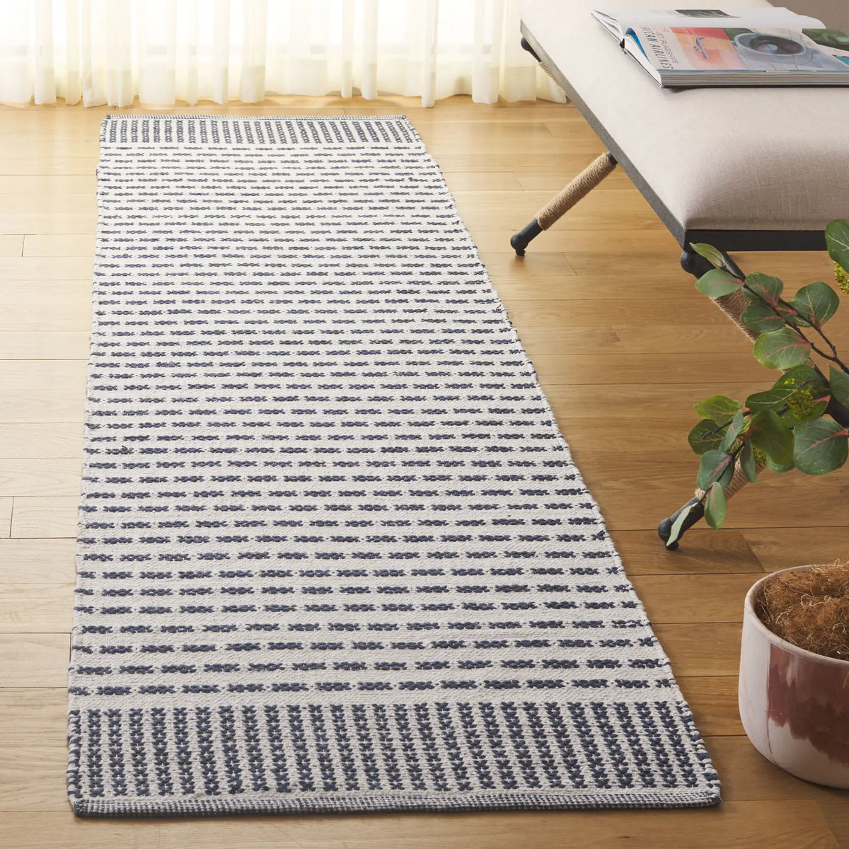 Safavieh Montauk 2'-3" x 9'-0" Rug in Navy / Ivory