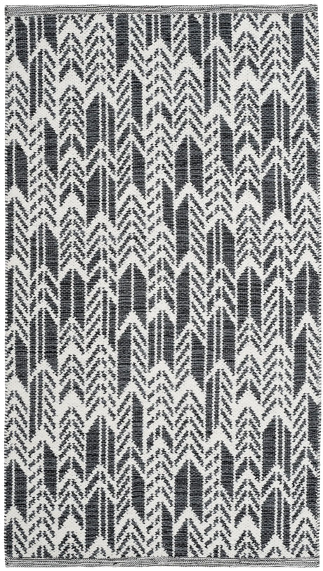Safavieh Montauk 2'-3" x 3'-9" Rug in Black / Ivory