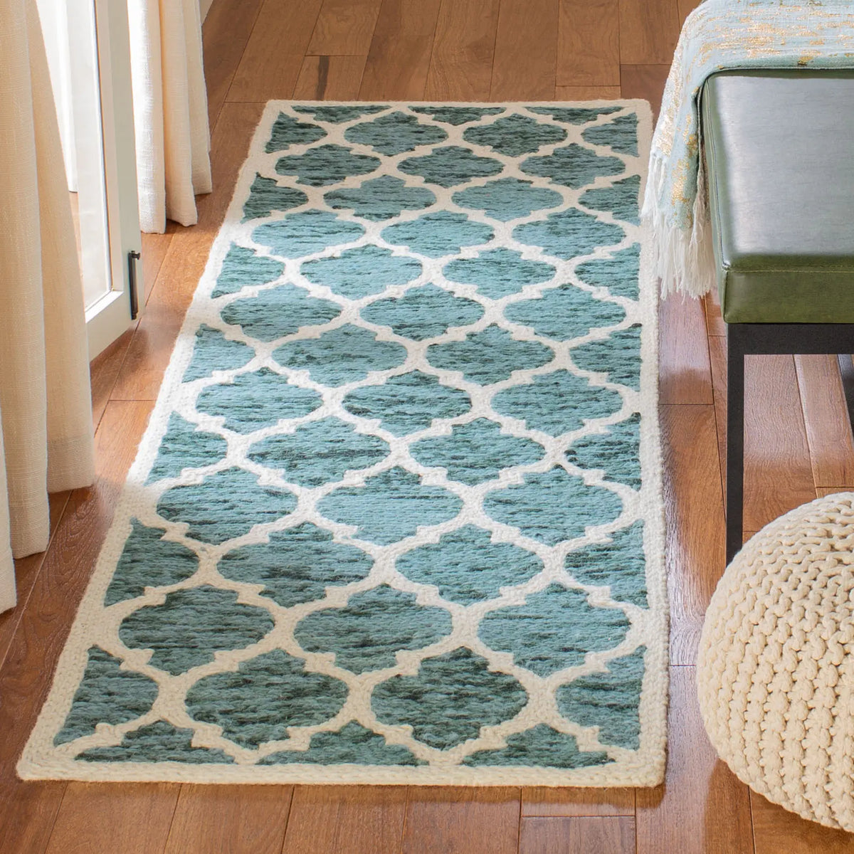 Safavieh Himalaya 2'-3" x 8'-0" Rug in Turquoise / Ivory