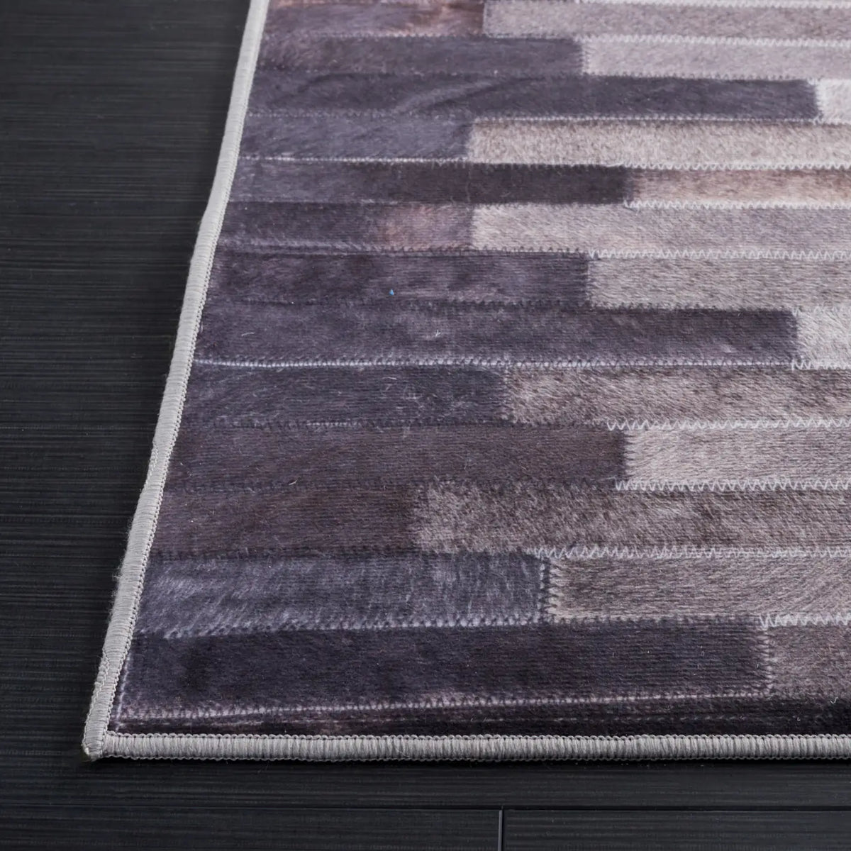 Safavieh Faux Hide 4'-0" x 6'-0" Rug in Ivory / Grey
