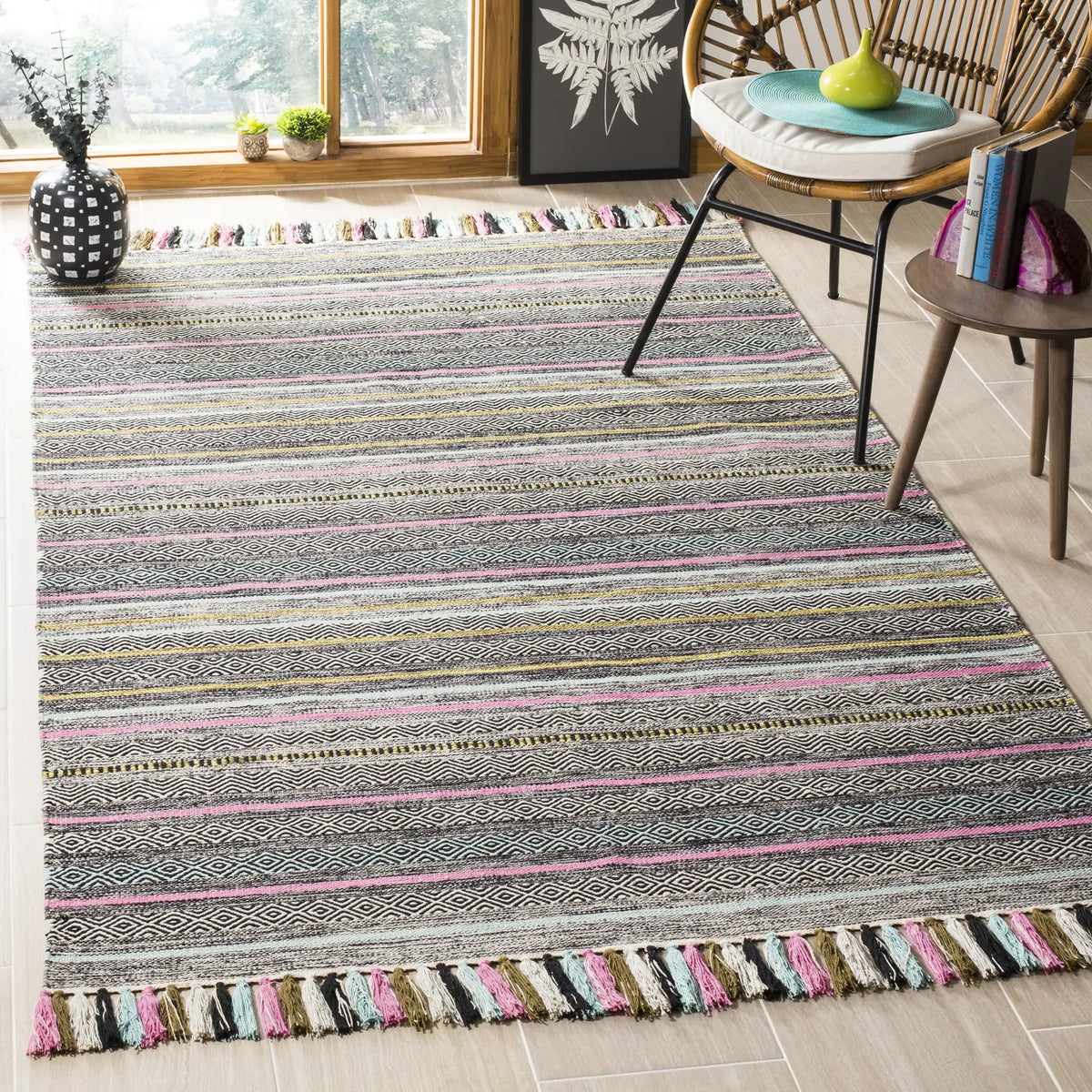 Safavieh Montauk 5'-0" x 8'-0" Rug in Black / Multi