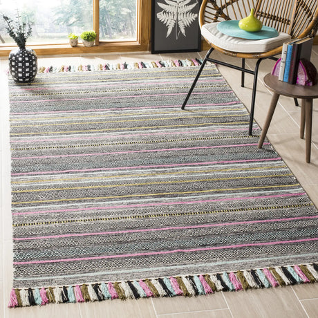 Safavieh Montauk 5'-0" x 8'-0" Rug in Black / Multi