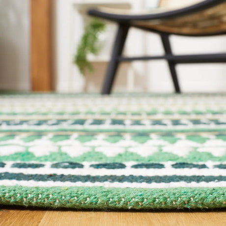 Safavieh Montauk 4'-0" x 6'-0" Rug in Green / Ivory