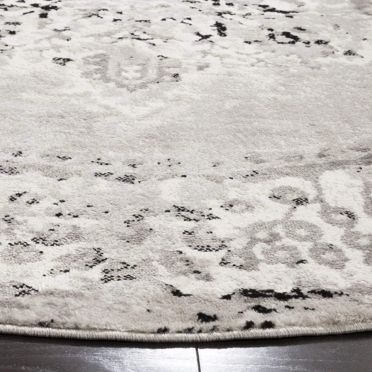 Safavieh Skyler 6'-7" x 6'-7" Rug in Grey / Ivory