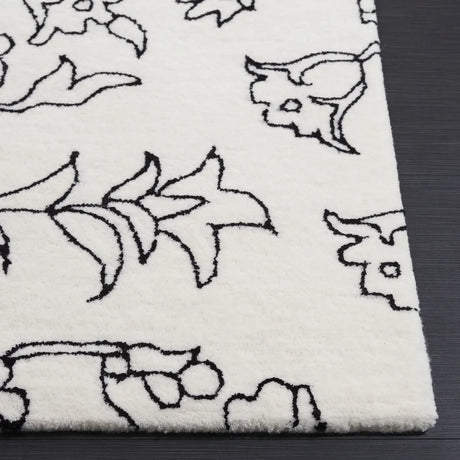Safavieh Fifth Avenue 4'-0" x 6'-0" Rug in Ivory / Black
