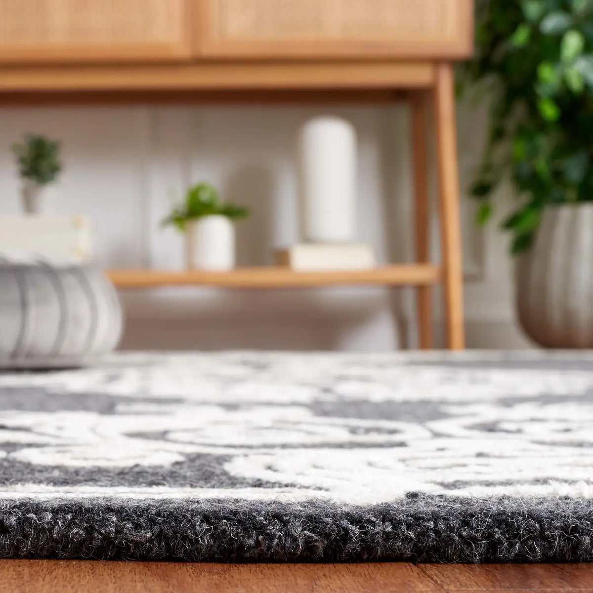 Safavieh Glamour 4'-0" x 6'-0" Rug in Black / Ivory