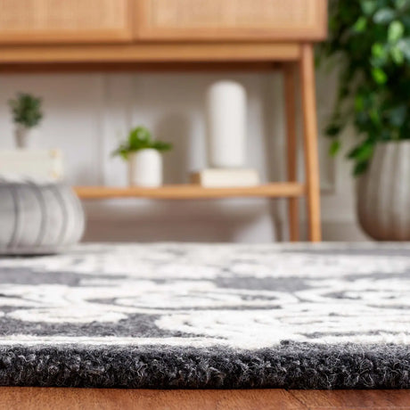 Safavieh Glamour 4'-0" x 6'-0" Rug in Black / Ivory