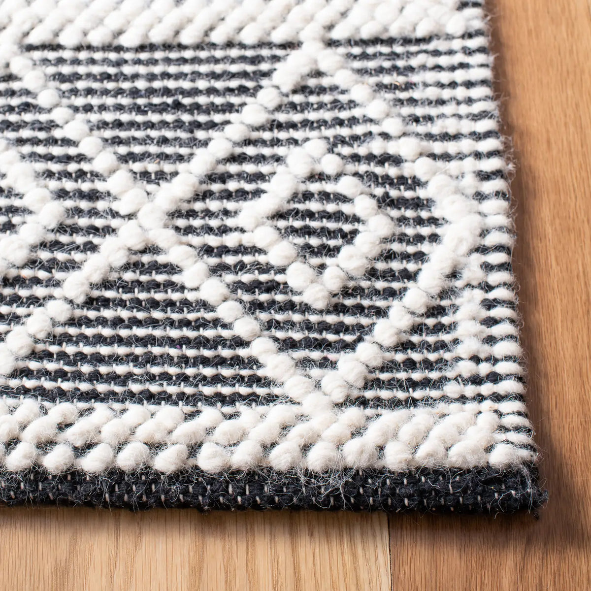 Safavieh Natura 4'-0" x 6'-0" Rug in Ivory / Black