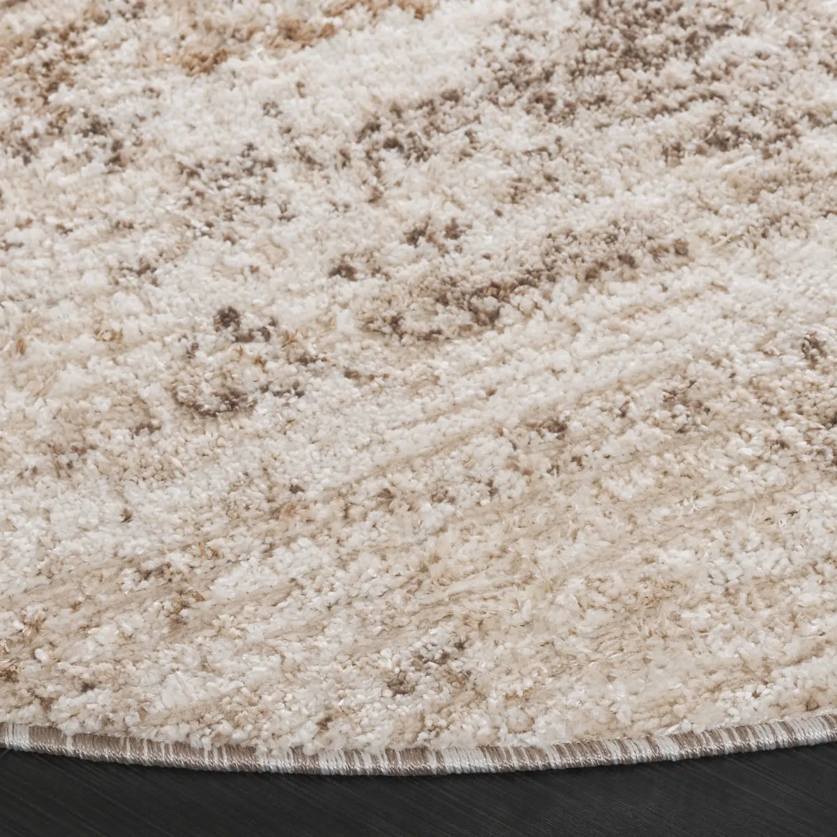Safavieh Ravine Shag 6'-7" x 6'-7" Rug in Beige / Ivory