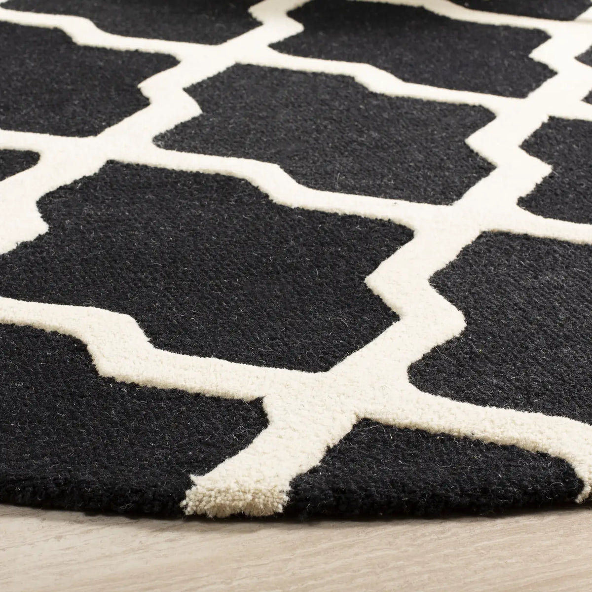 Safavieh Cambridge 6'-0" x 6'-0" Rug in Black / Ivory