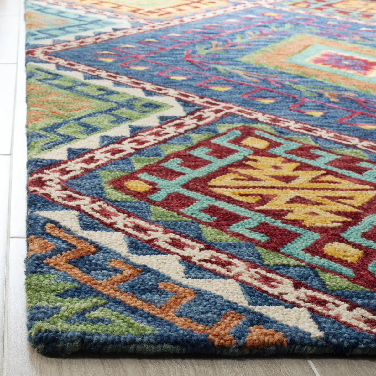 Safavieh Aspen 4'-0" x 6'-0" Rug in Blue / Multi