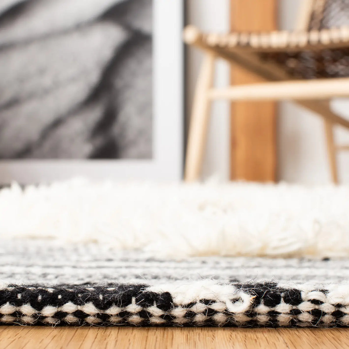 Safavieh Kenya 4'-0" x 6'-0" Rug in Black / Ivory