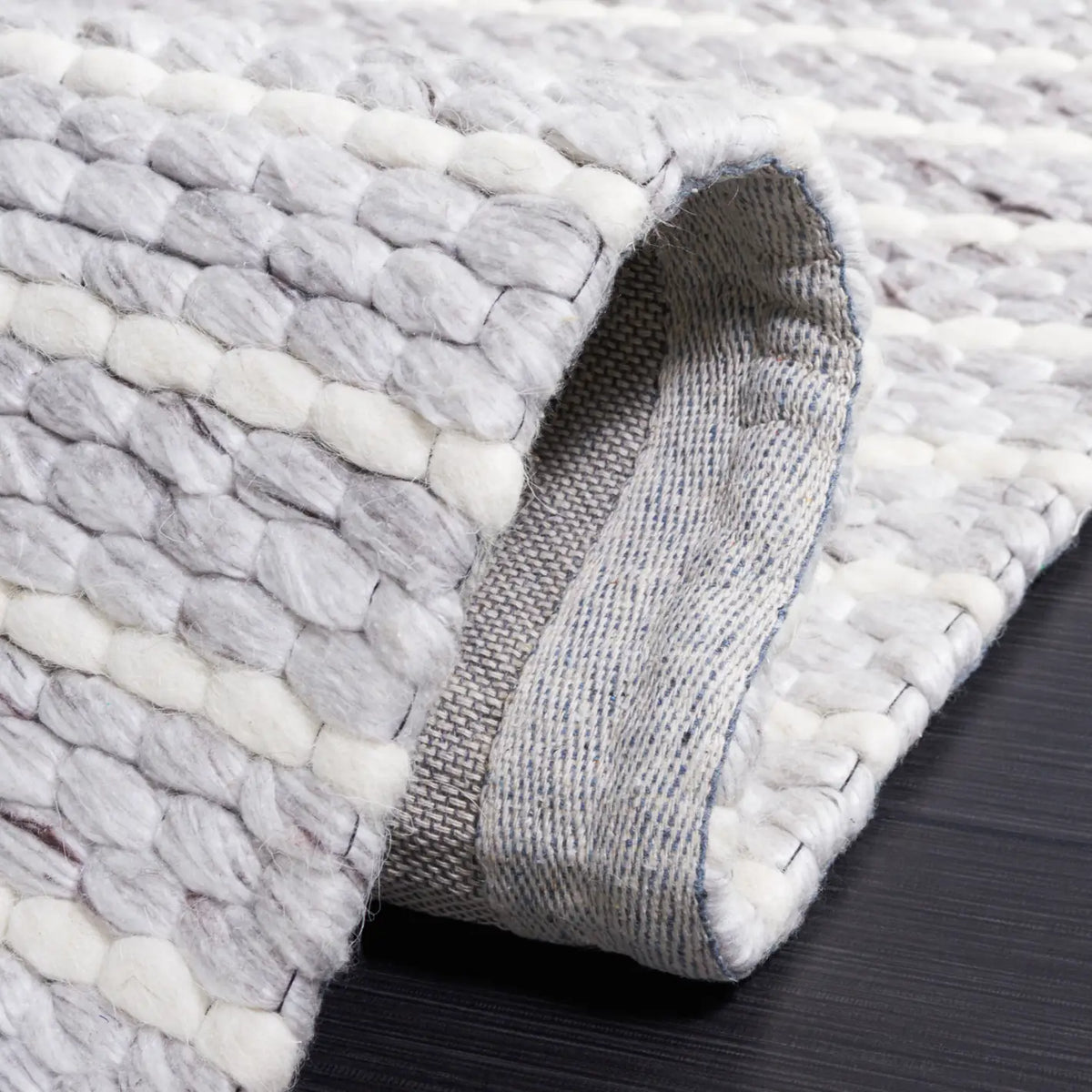 Safavieh Marbella 4'-0" x 6'-0" Rug in Light Grey / Ivory