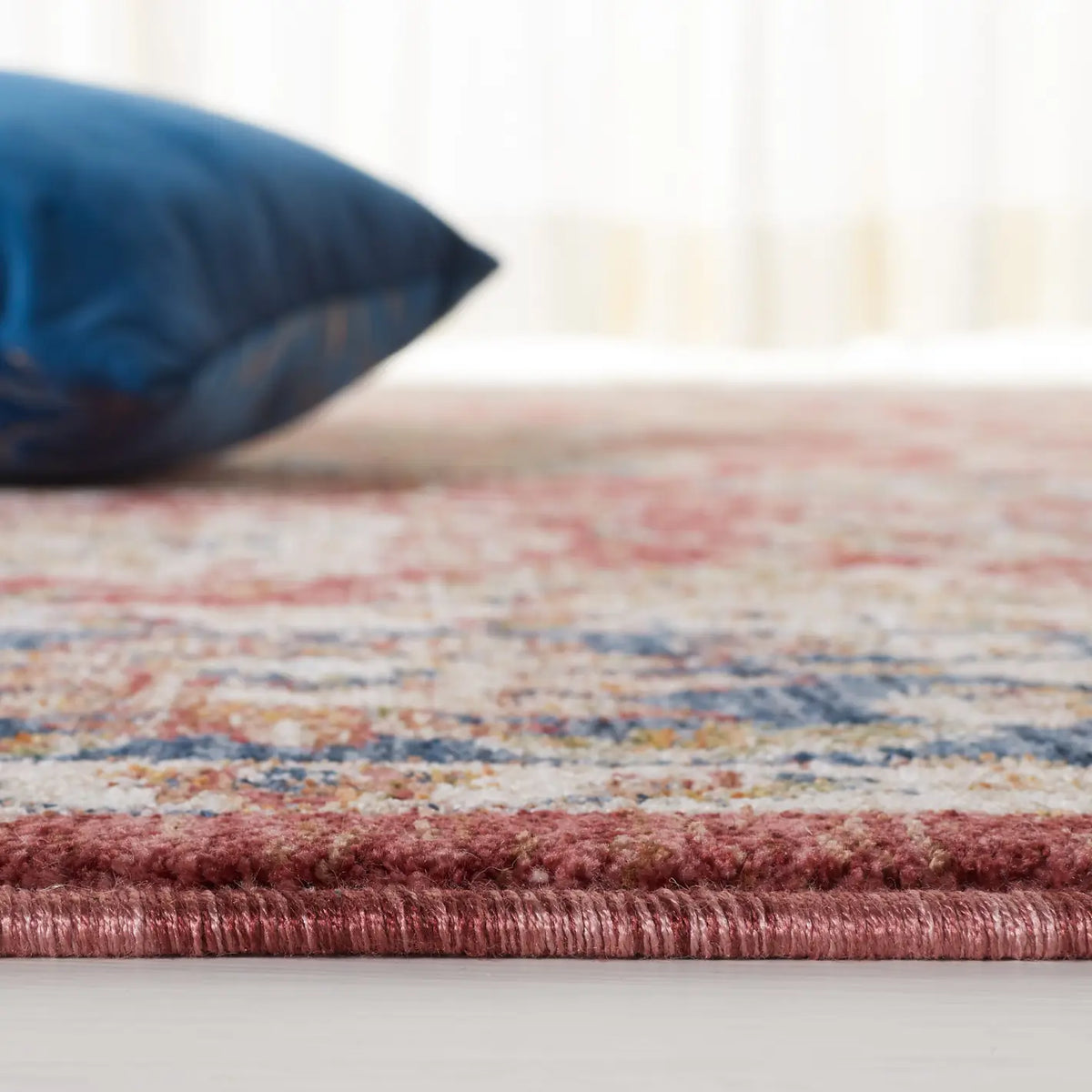 Safavieh Heirloom 700 4'-0" x 6'-0" Rug in Rust / Navy