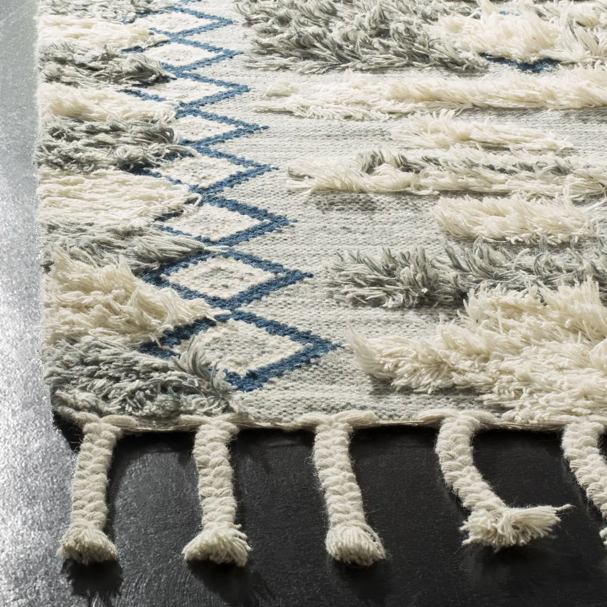 Safavieh Kenya 4'-0" x 6'-0" Rug in Grey / Ivory