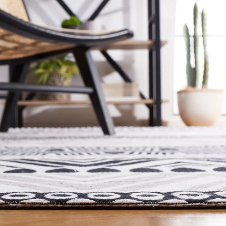 Safavieh Marbella 4'-0" x 6'-0" Rug in Black