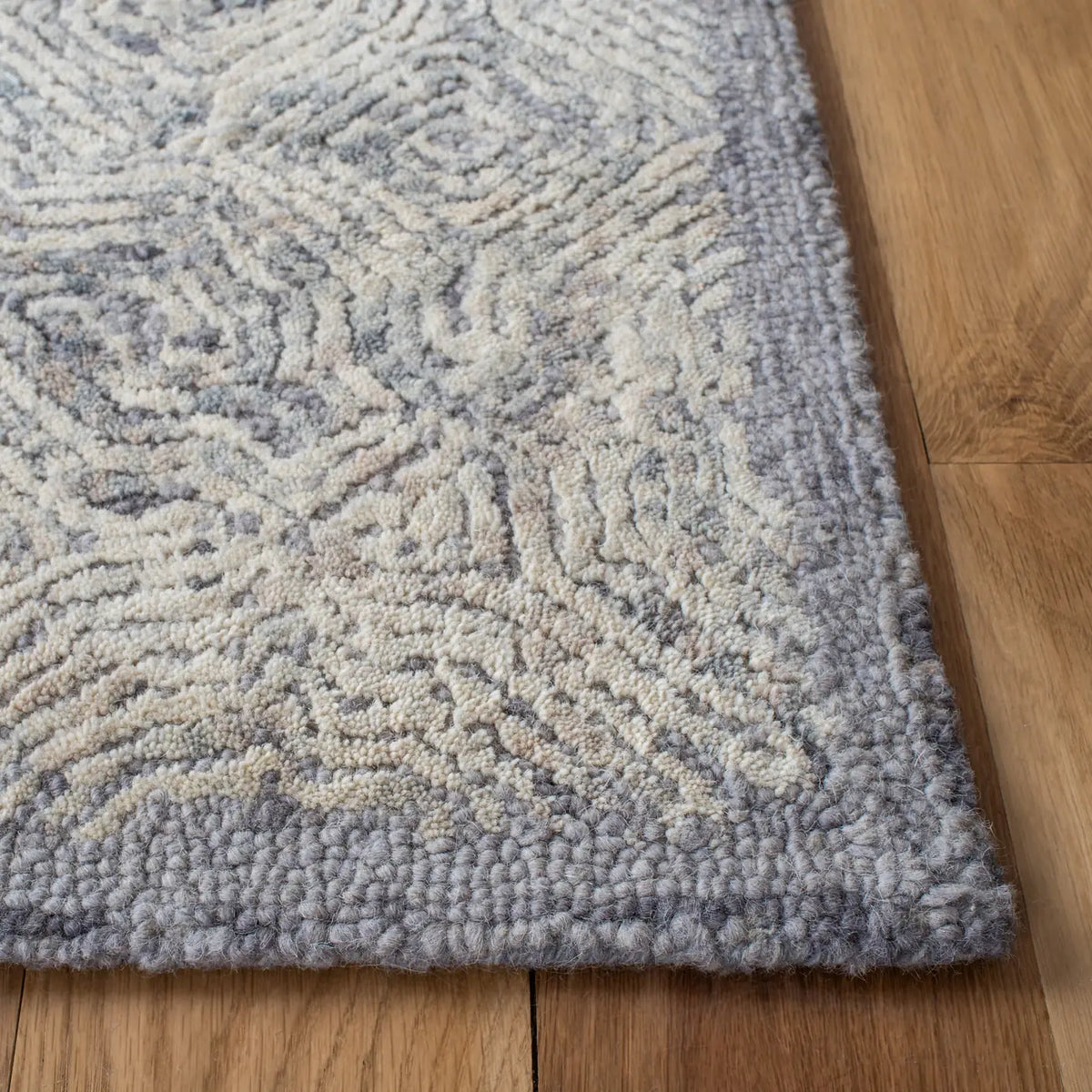 Safavieh Ikat 4'-0" x 6'-0" Rug in Silver
