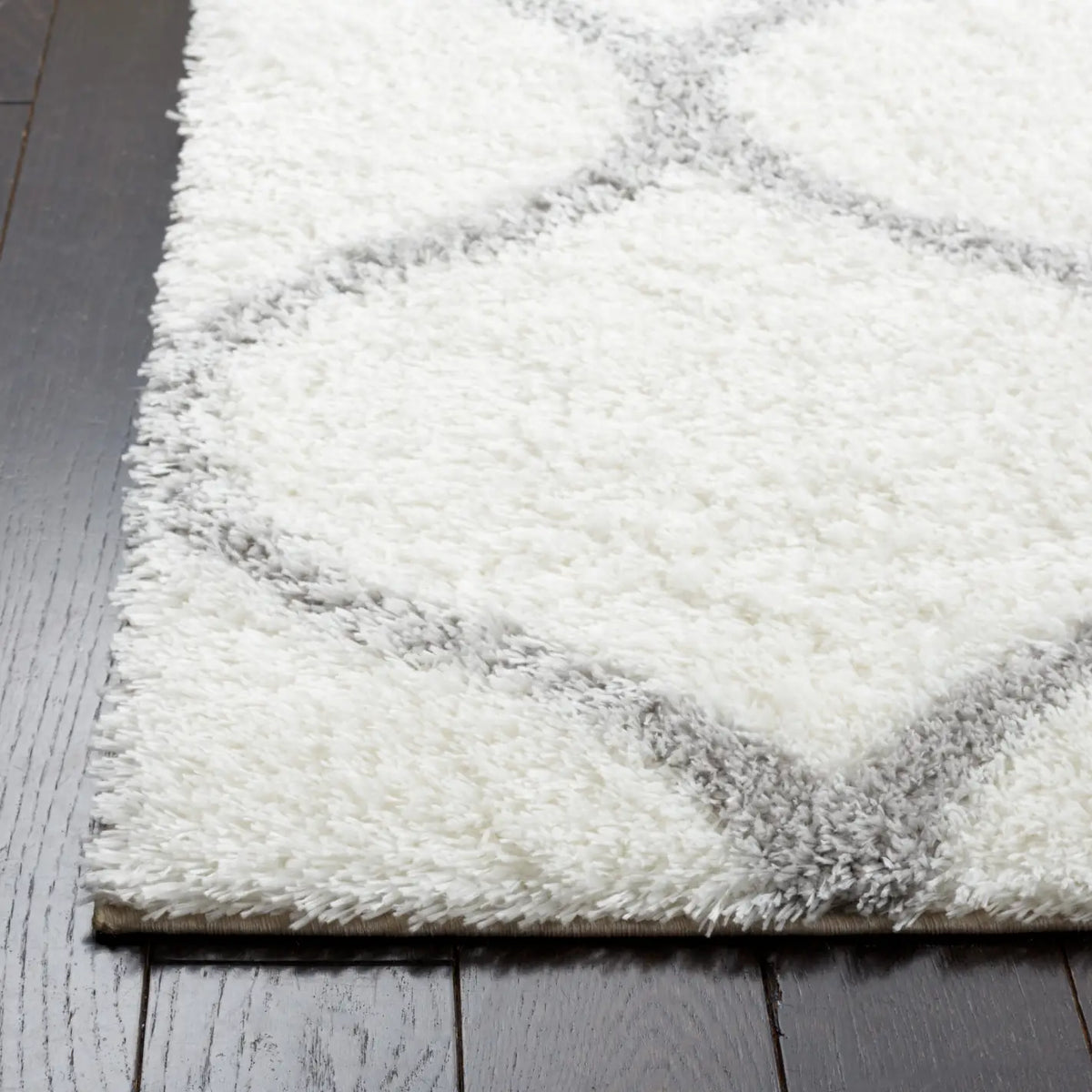 Safavieh Tahoe Shag 4'-0" x 6'-0" Rug in White / Grey