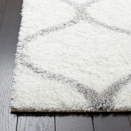 Safavieh Tahoe Shag 4'-0" x 6'-0" Rug in White / Grey