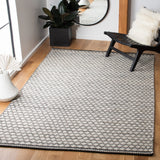 Safavieh Kilim 4'-0" x 6'-0" Rug in Black / Ivory