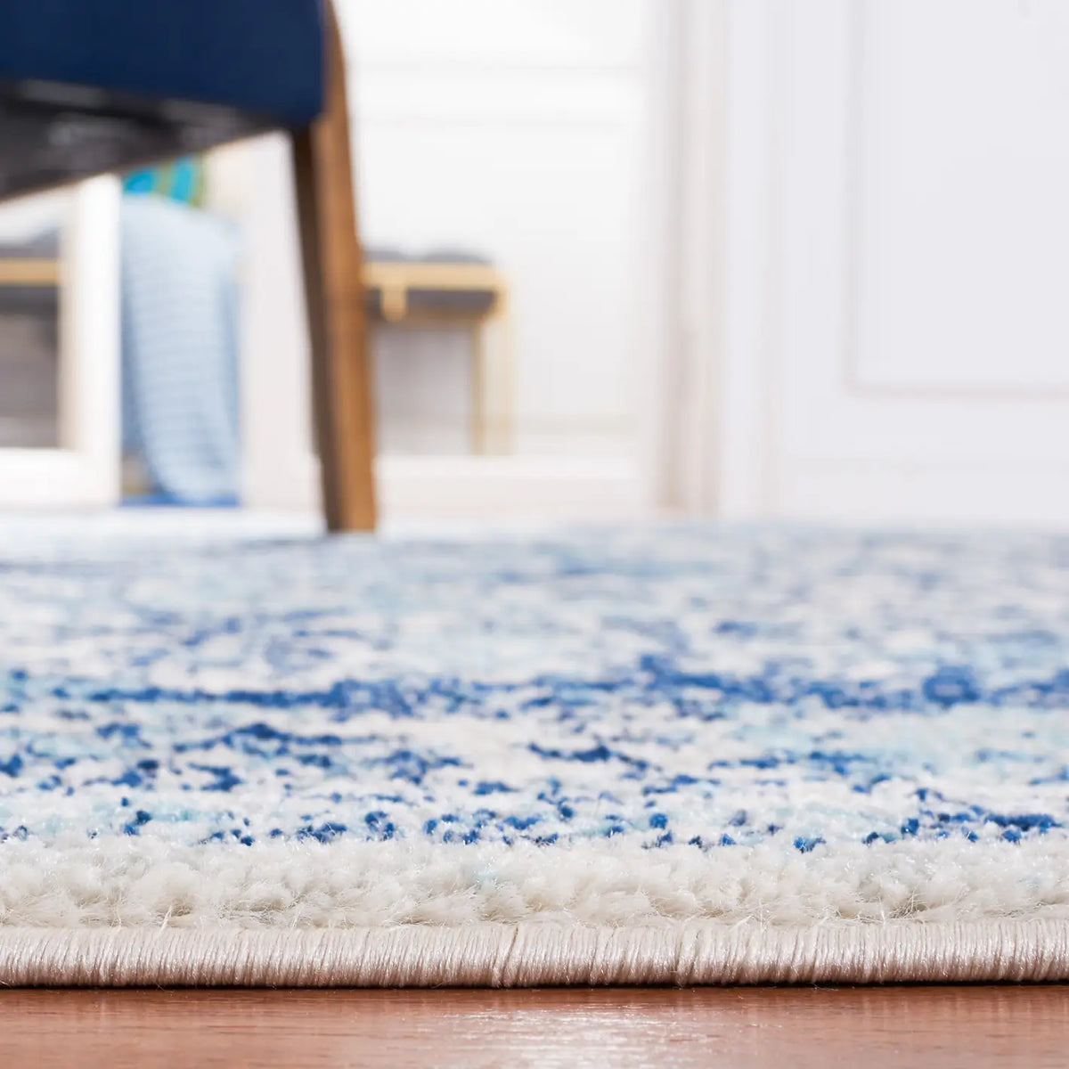 Safavieh Tulum 4'-0" x 6'-0" Rug in Ivory / Blue
