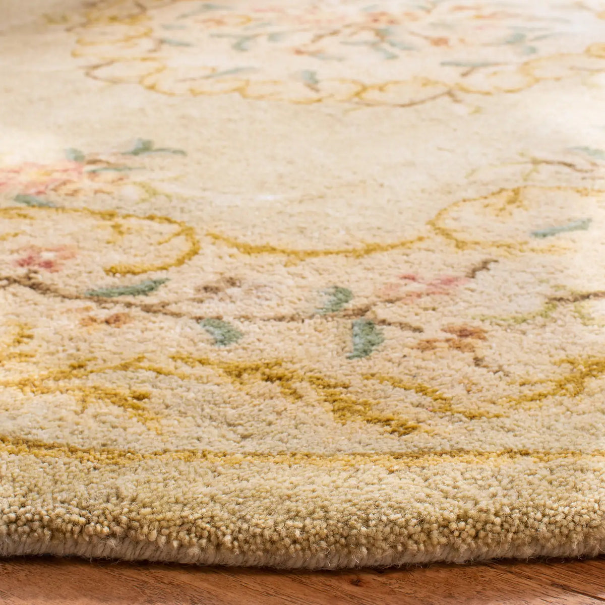 Safavieh Bergama 6'-0" x 6'-0" Rug in Light Green / Beige