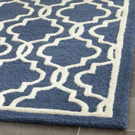 Safavieh Cambridge 4'-0" x 6'-0" Rug in Navy / Ivory