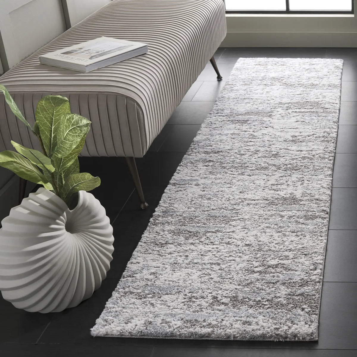 Safavieh Century 300 2'-0" x 8'-0" Rug in Grey / Ivory