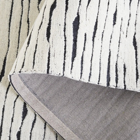 Safavieh Casablanca 4'-0" x 6'-0" Rug in Ivory / Black