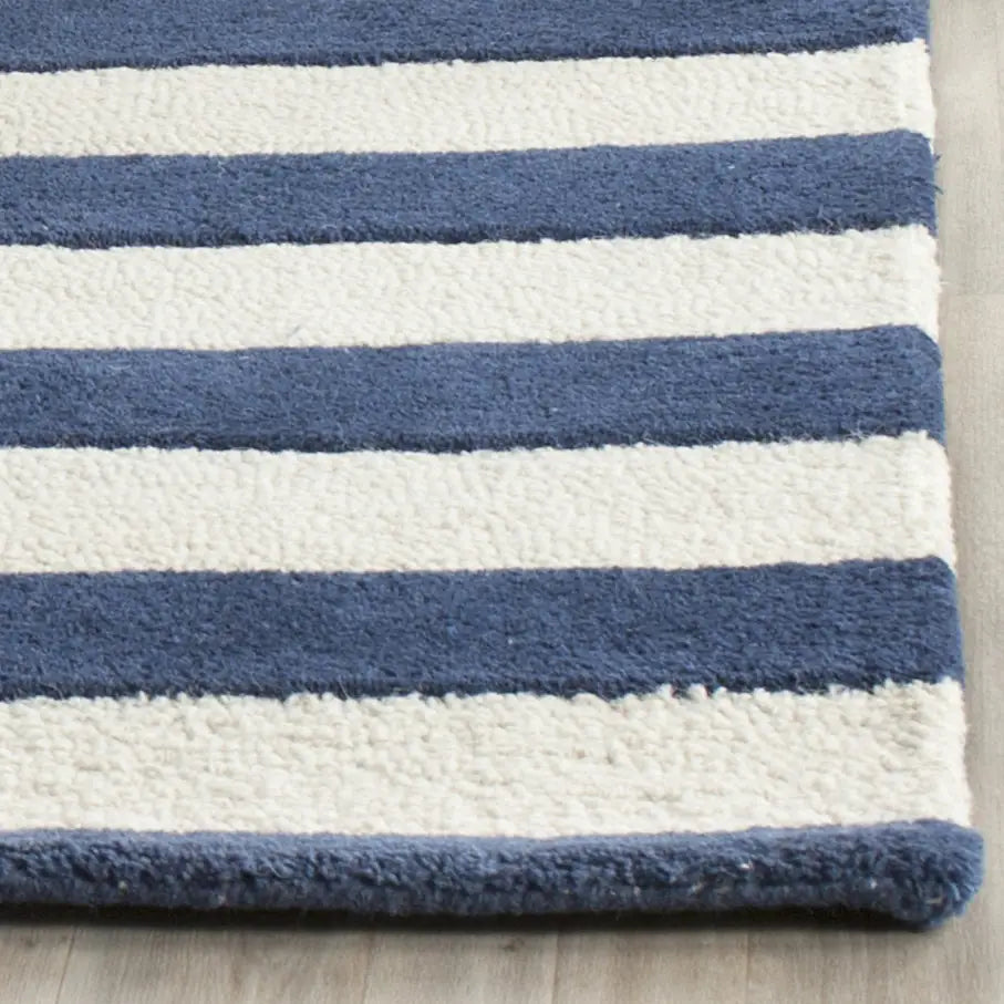 Safavieh Cambridge 4'-0" x 6'-0" Rug in Navy / Ivory