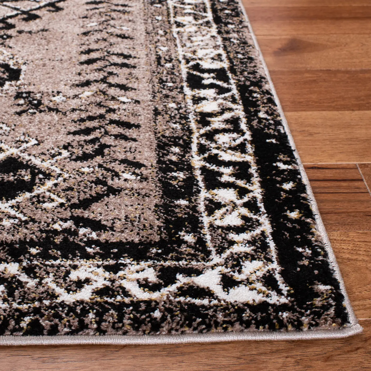 Safavieh Vintage Hamadan 4'-0" x 6'-0" Rug in Brown / Black