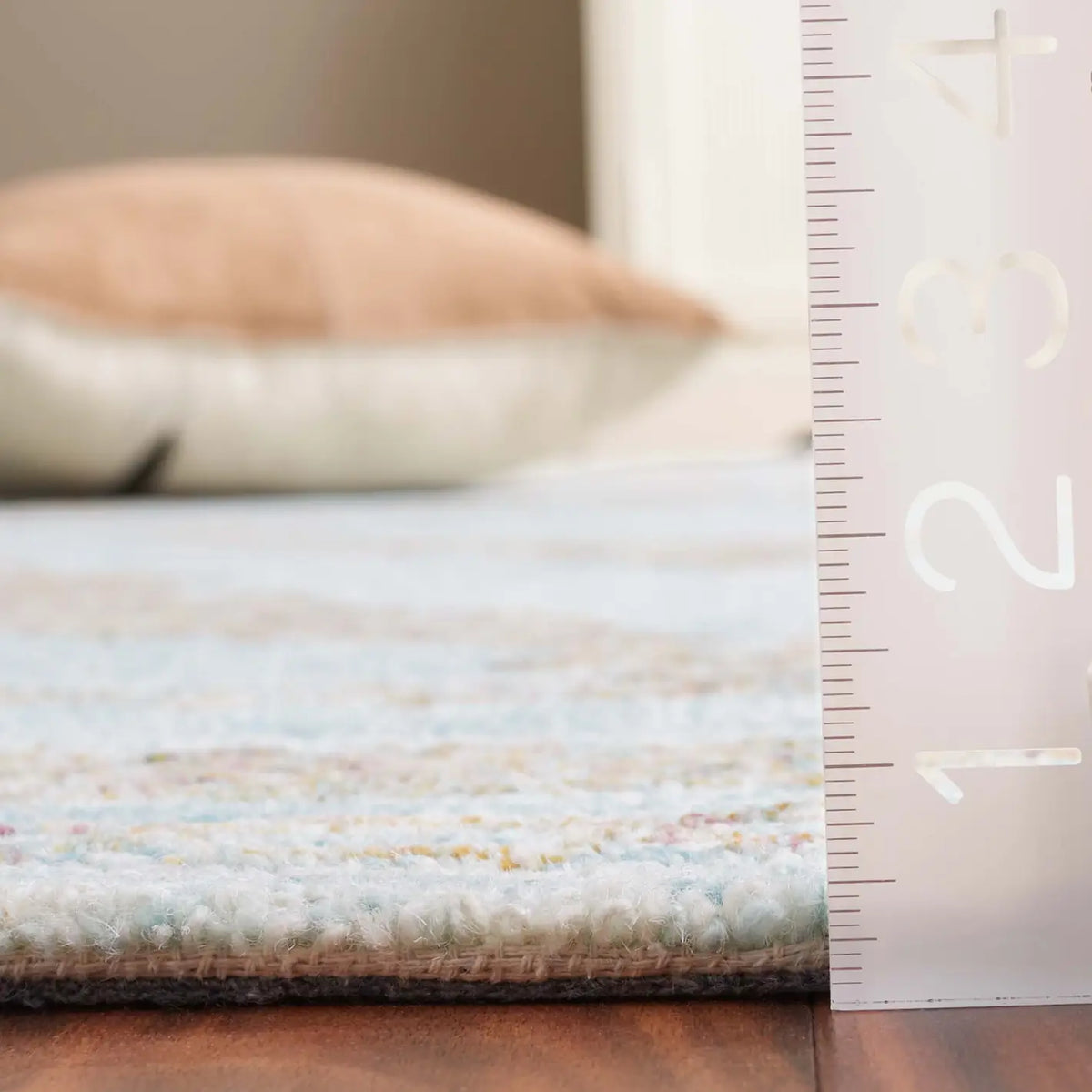 Safavieh Metro 4'-0" x 6'-0" Rug in Light Blue / Green