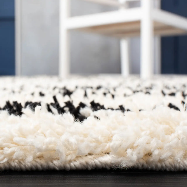 Safavieh Venus Shag 600 4'-0" x 6'-0" Rug in Ivory / Black