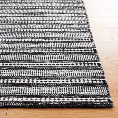 Safavieh Kilim 4'-0" x 6'-0" Rug in Black / Ivory