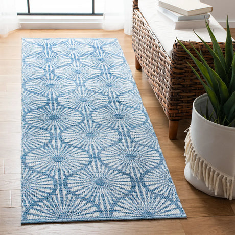 Safavieh Montauk 2'-3" x 7'-0" Rug in Blue / Ivory