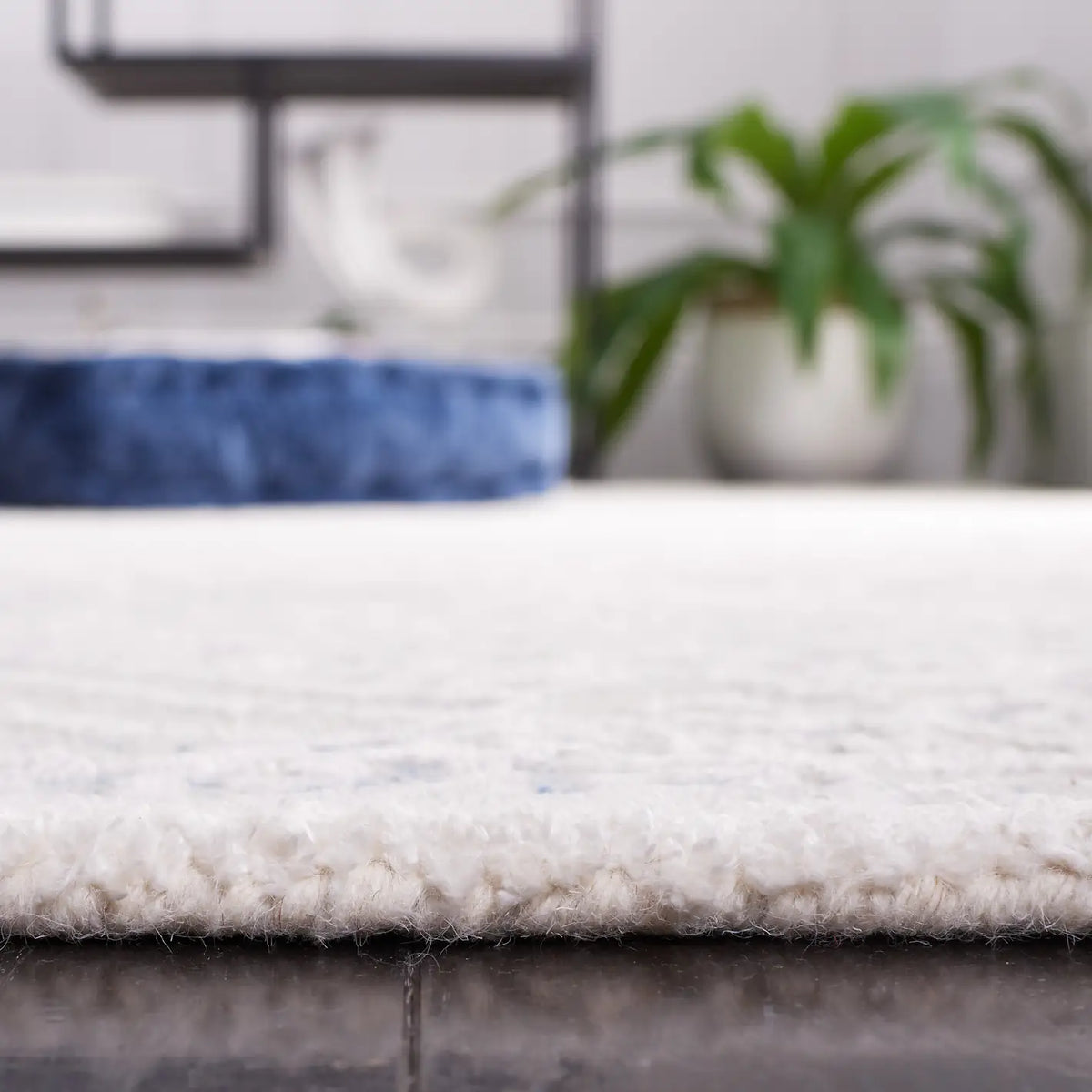 Safavieh Precious 4'-0" x 6'-0" Rug in Blue / Ivory