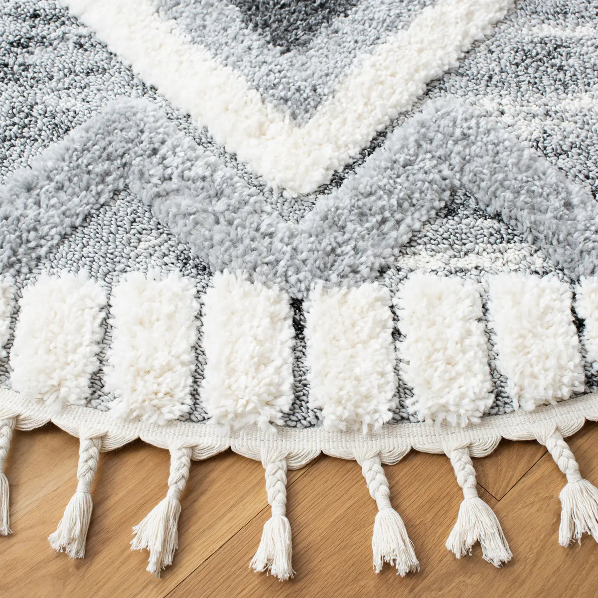 Safavieh Moroccan Tassel Shag 6'-7" x 6'-7" Rug in Grey / Ivory